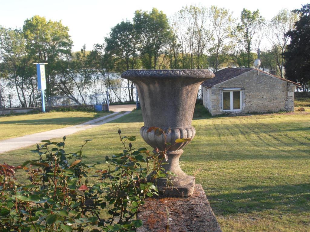 Chateau Sainte-Marie Dompierre-sur-Charente Exterior photo